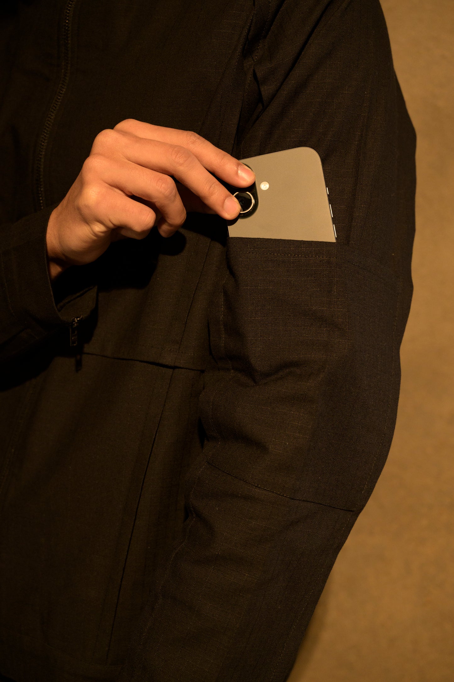 PIVOT RAGLAN JACKET - BLACK