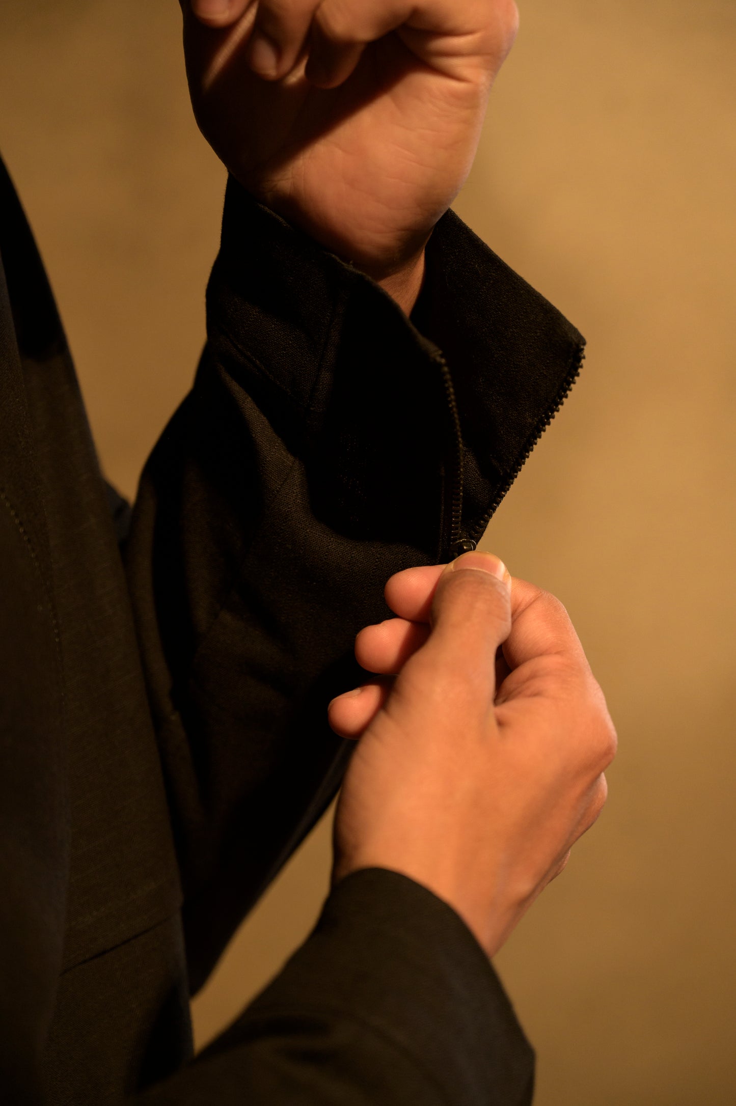 PIVOT RAGLAN JACKET - BLACK