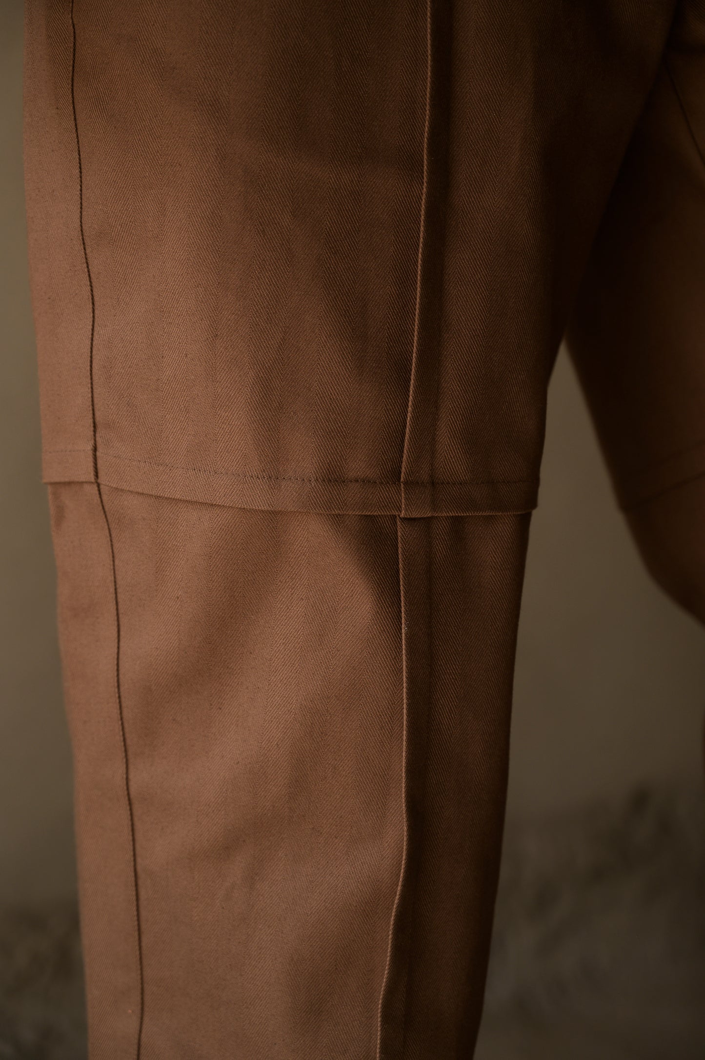 COLUMN TROUSERS – BROWN